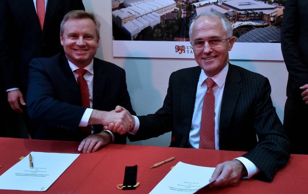 Prime Minister Malcolm Turnbull signs MoU for $150 million University of Tasmania deal 