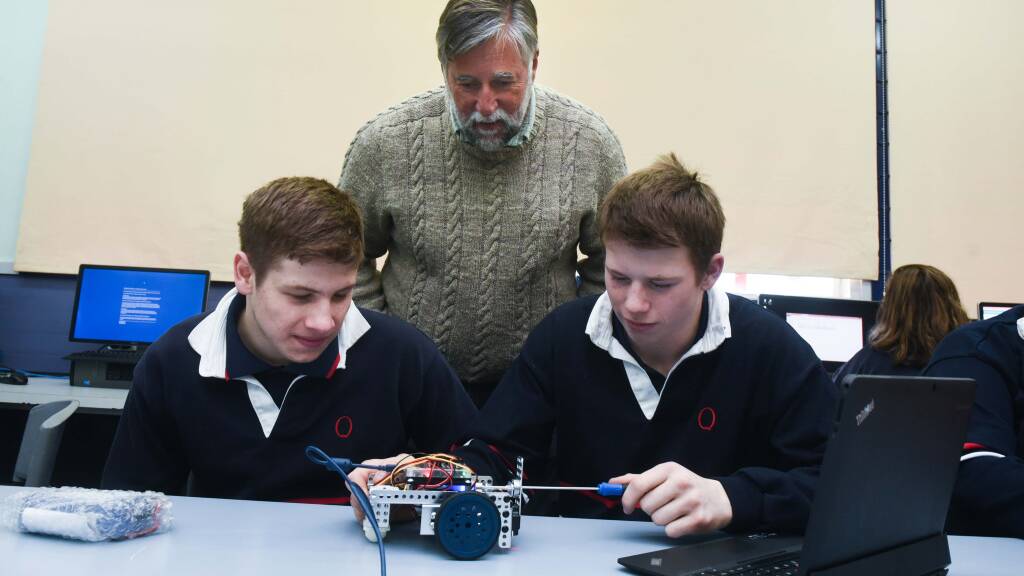 Queechy High school robotics class gets to hear from robotics expert Stephen Barker