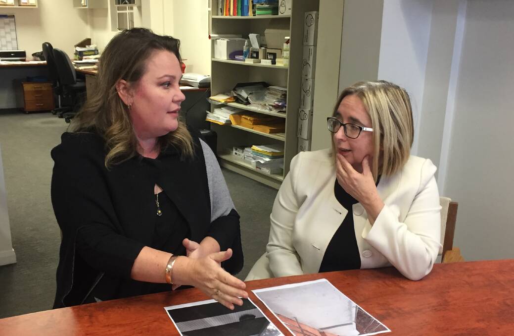 Parent Vanessa Austen discusses the school's layout with opposition education spokeswoman Michelle O'Byrne