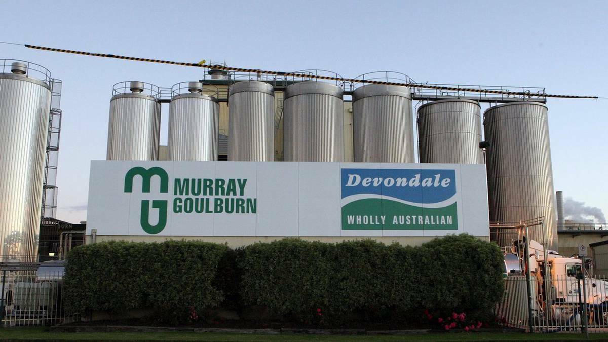 Murray Goulburn to shut plants, write off farmer loans
