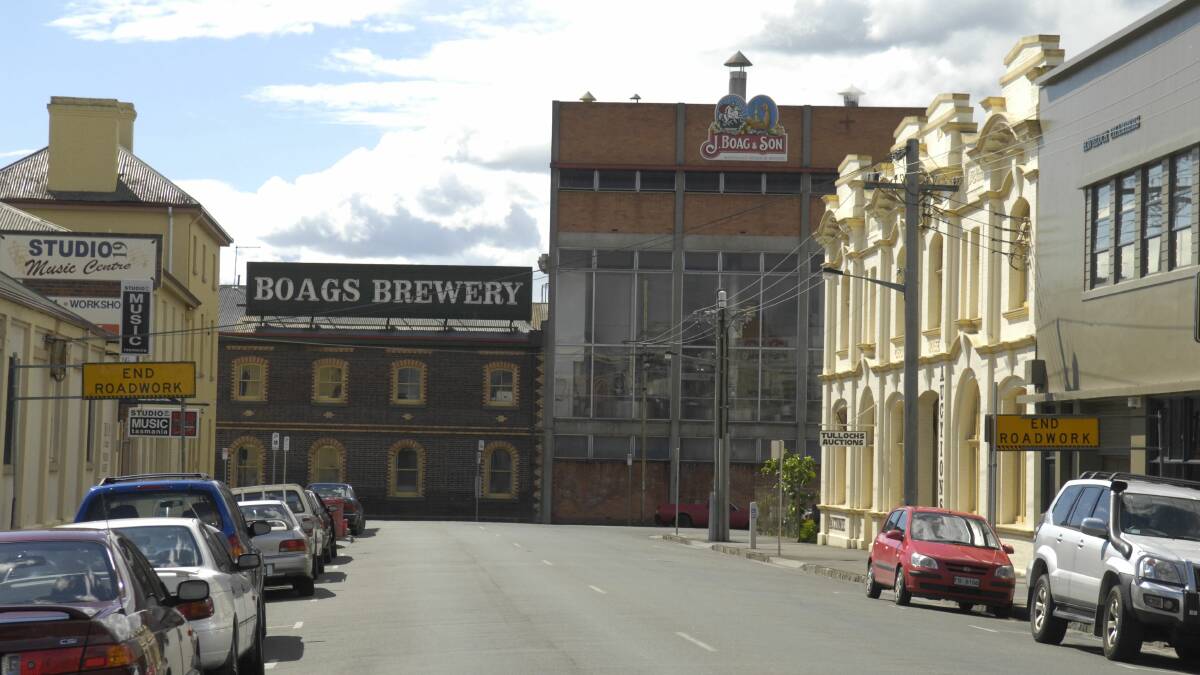 Neon Boags Brewery sign removed for repairs