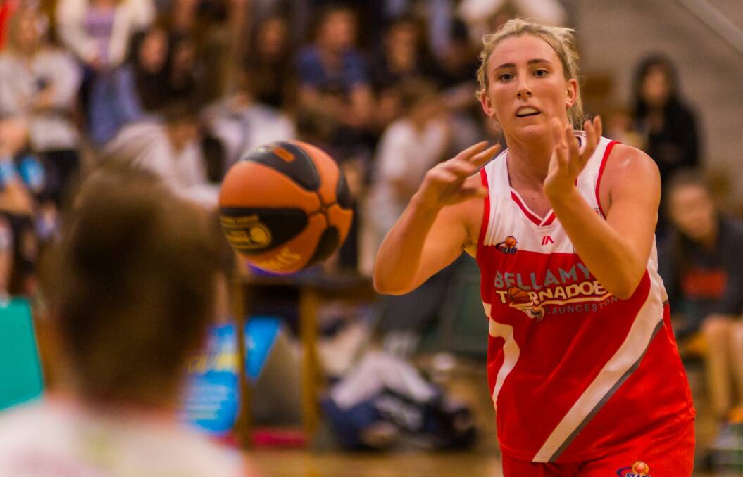 QUICK HANDS: Tornadoes third-gamer Lauren Nicholson shoots a pass in Saturday night's encounter against Melbourne Tigers. Picture: Phillip Biggs