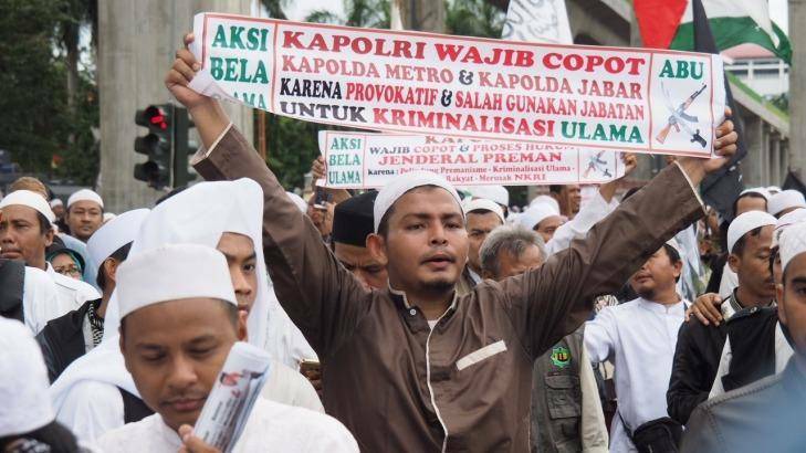 Protesters from the Islam Defenders' Front or FPI demand the sacking of West Java's police chief over treatment of their supporters. Photo: Dewi Nurcahyani