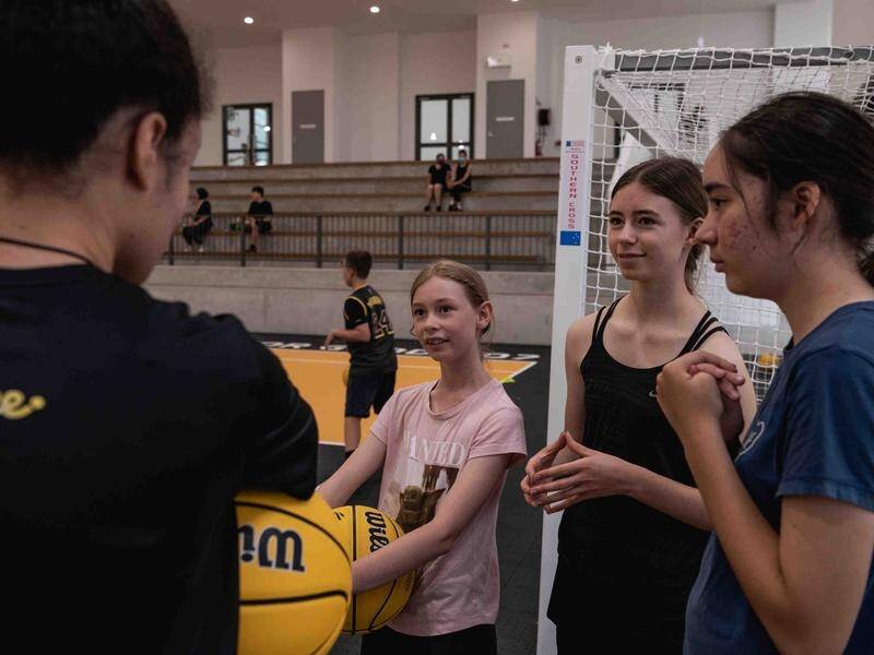 Fewer Australian kids participating in community sport are exposed to coaching by women. (Flavio Brancaleone/AAP PHOTOS)