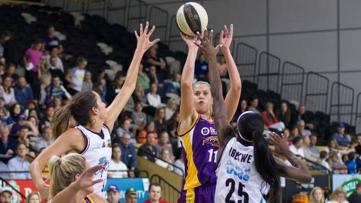 Melbourne Boomers' Olivia Thompson shoots over SEQ Stars' Rebecca Allen and Ify Ibekwe. Photo: Michelle Couling