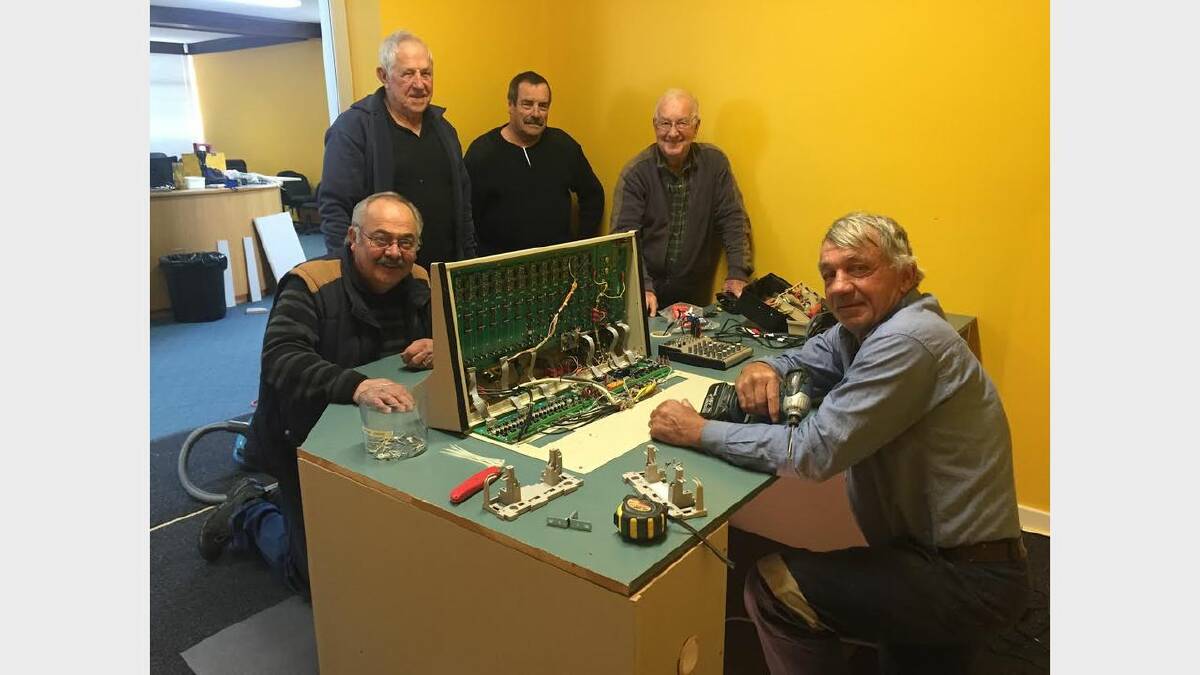 Kevin Ellis, Frank Holland, Tony Dawson, Peter Butler and Dennis Rawlingson set up the new Tamar FM headquarters.