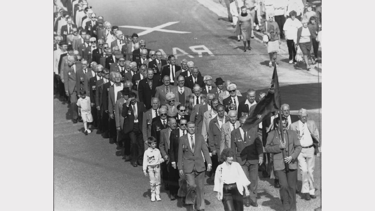 Anzac Day flashback gallery | World War II veterans march in Devonport, 1989.