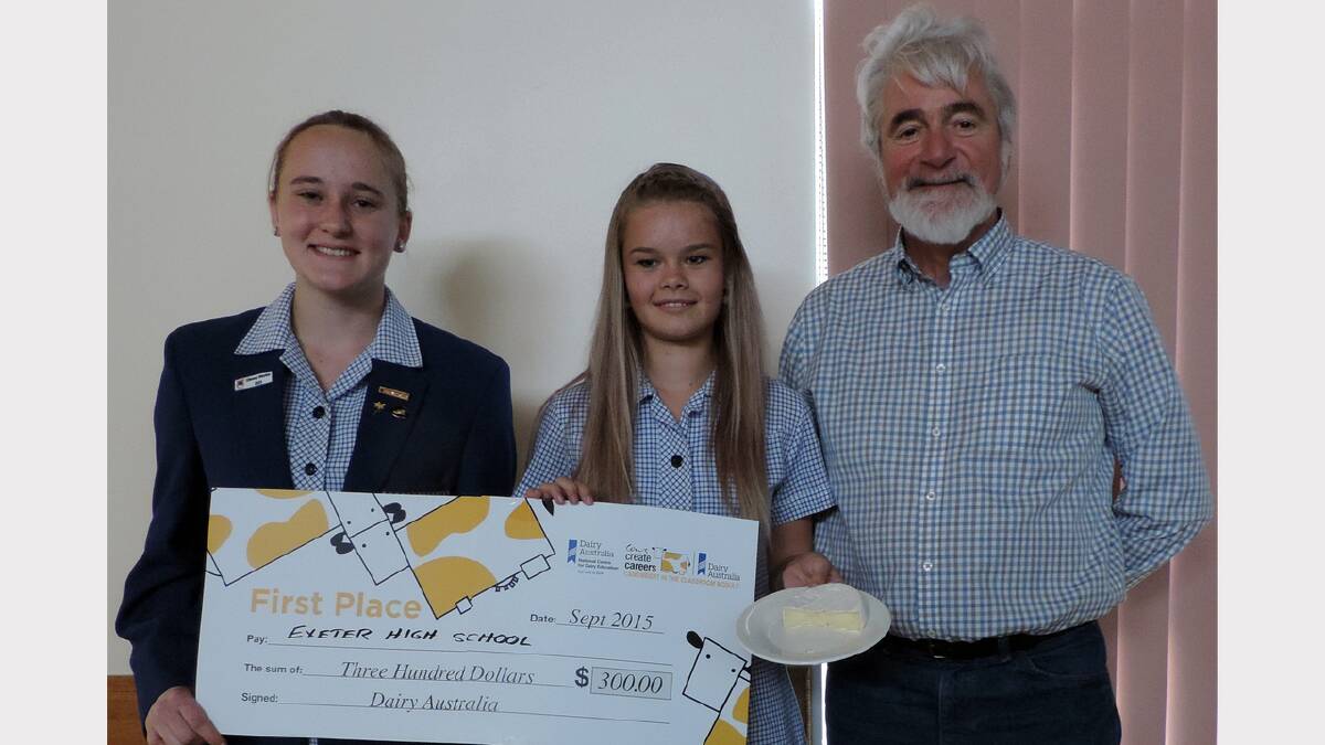 Exeter High School students Gabby Horton and Lilly Adkins show off the team's winning camembert and prizemoney as Dairy Australia's Russell Smith looks on.