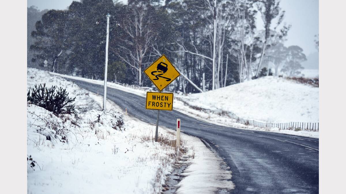 Snow falls to 500m in Tasmania | Video