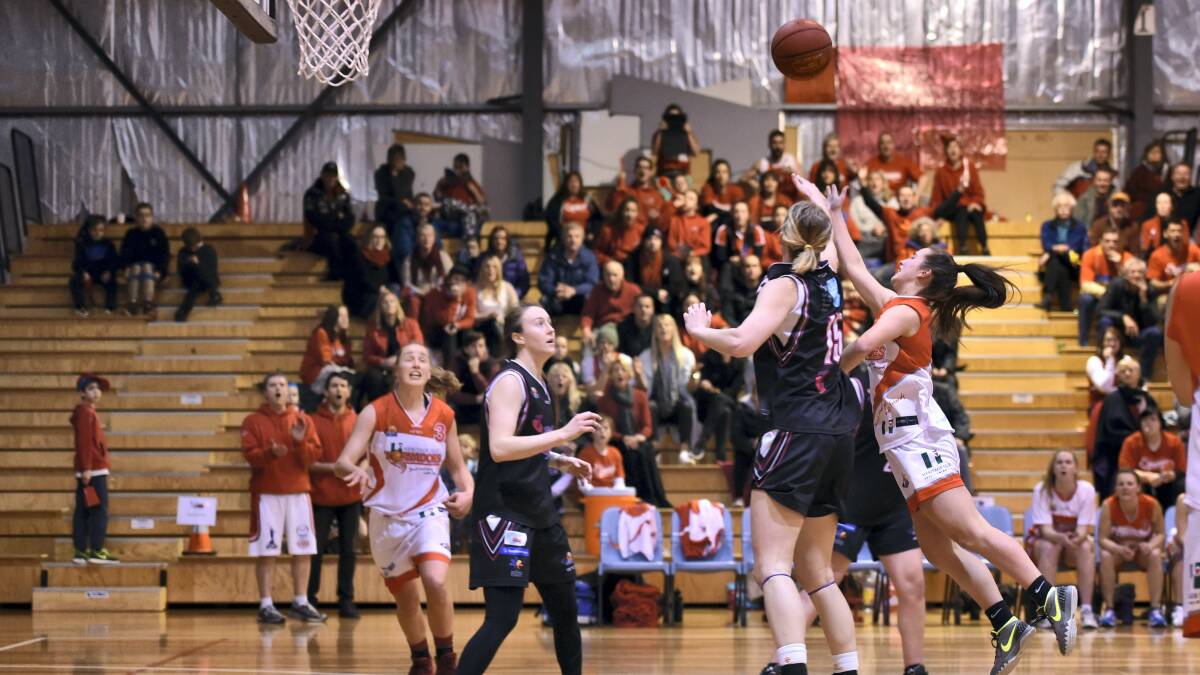 Sami Phillips takes the Tornadoes to the hoop during last Friday’s semi-final win over the Hobart Lady Chargers.