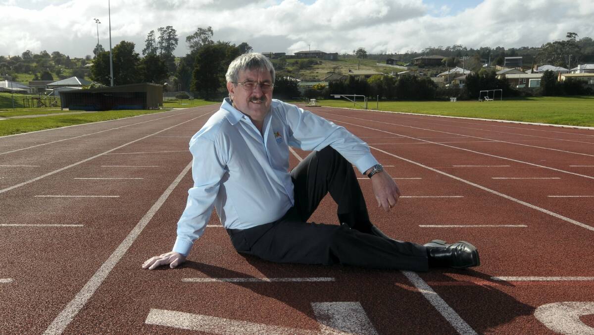 Andrew Willis, who was honoured this year by Athletics Tasmania for his long contribution to the sport, has died.