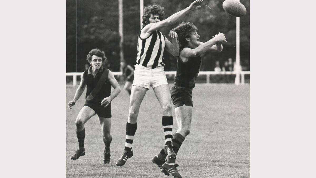 Scottsdale's Danny Hall knocks the ball from the hands of North Launceston player Ian Thomas. York Park, 1973.
