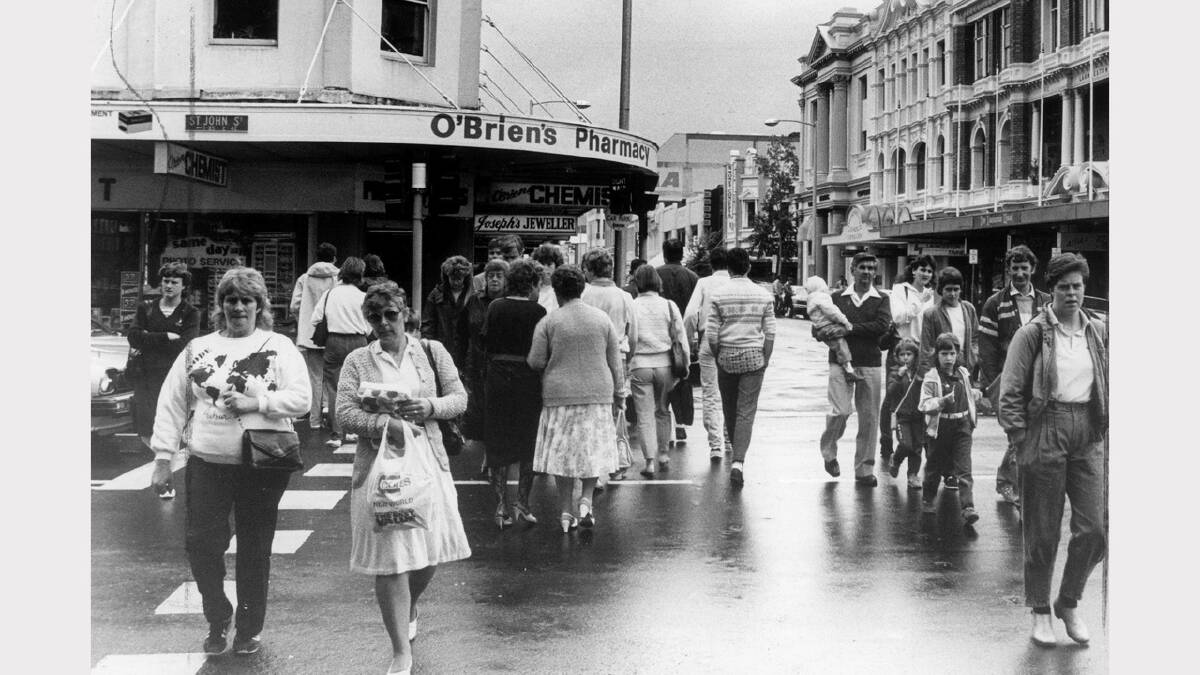 Christmas shoppers search for last-minute gifts -  The intersection of St John and Brisbane streets. December 21, 1985.
