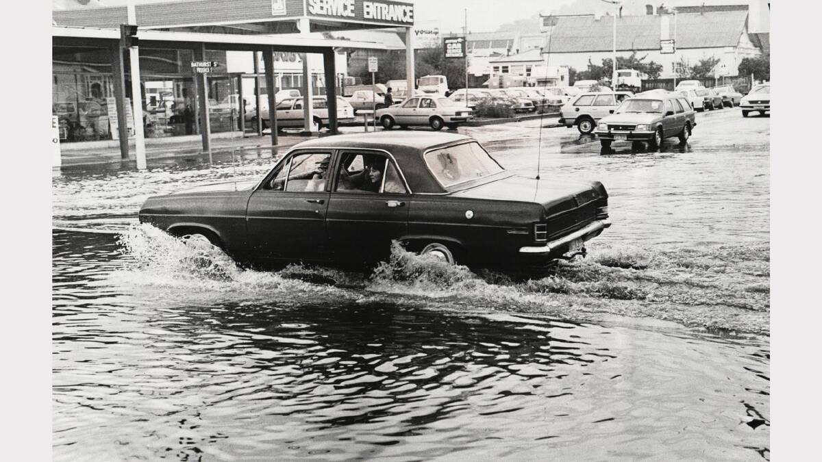 Floodwaters on the corner of Bathurst and Elizabeth streets. March 16, 1982.
