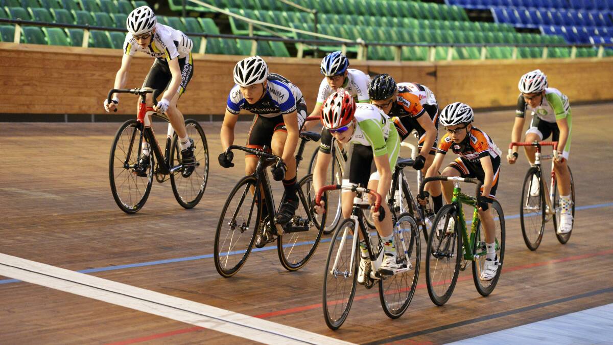 A pack races to the line in the under-15 boys' six-lap heats.