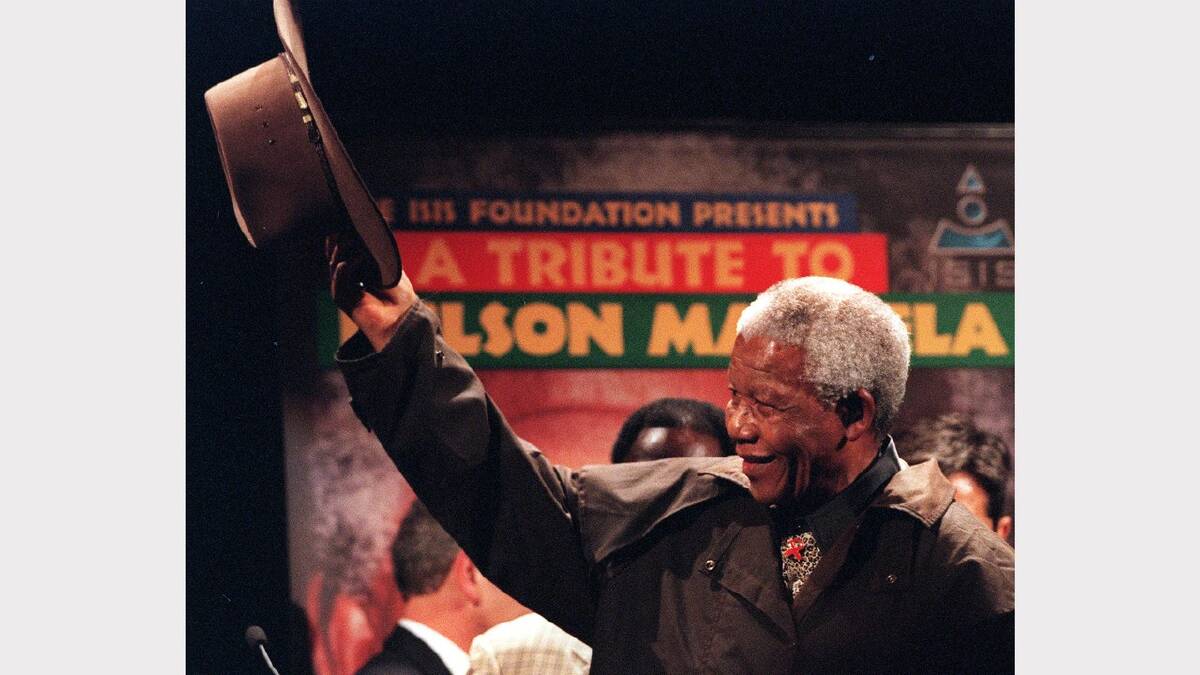 Nelson Mandela waves his Australian stockman's hat farewell after the Nelson Mandela Tribute Luncheon for World Reconciliation Day September 8, 2000 at the Melbourne Exhibition Centre, in Melbourne, Australia. 