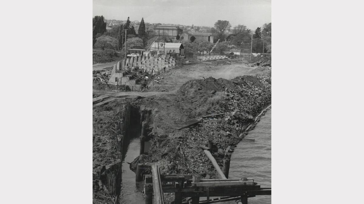Construction of the Royal Park levee. Photo: October 1963.