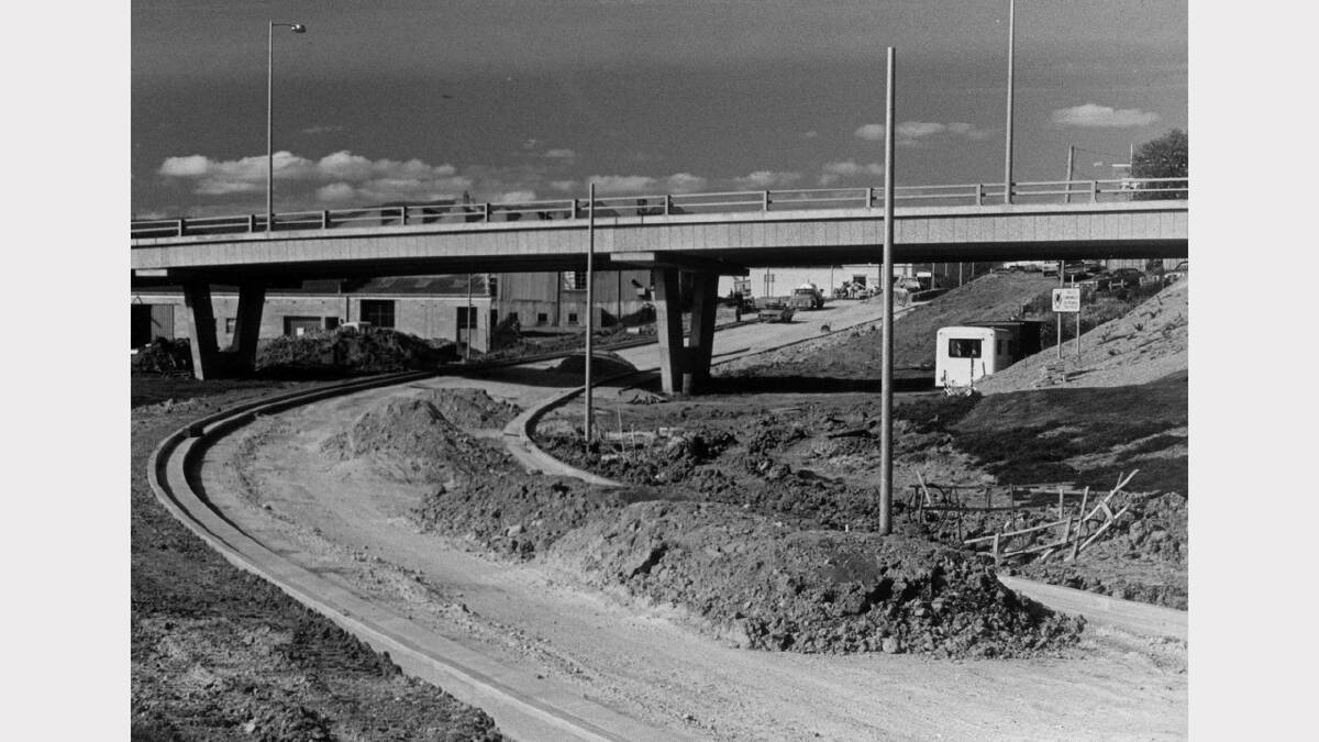 Construction of the Bathurst to Cimitiere Street connector road. Photo October 1984.
