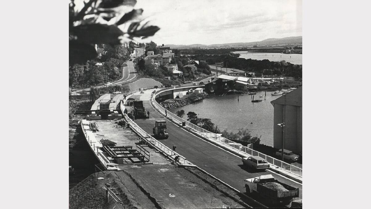 Construction of the West Tamar bridge alongside King's Bridge. Photo: March 1973.