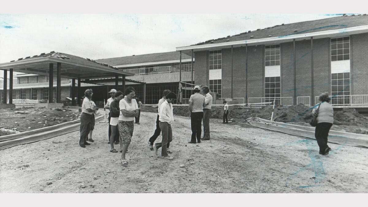 People inspect the Launceston Federal Country Club Hotel-Casino at Prospect. Photo: December 1981.