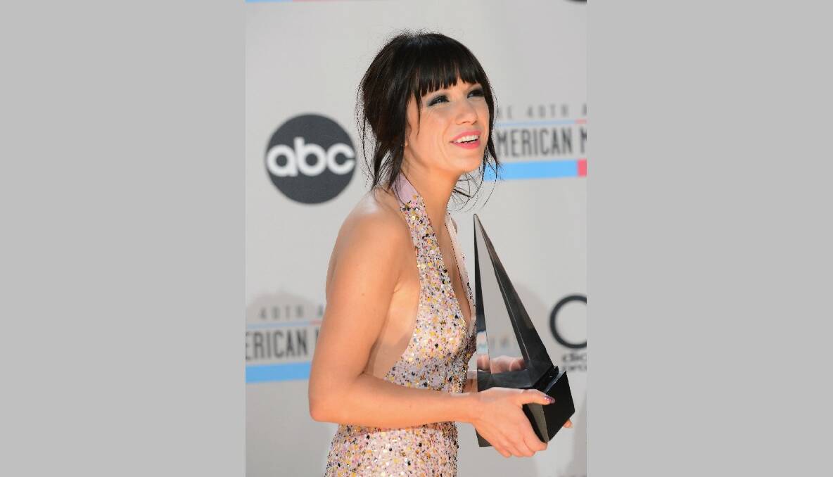 Singer Carly Rae Jepsen poses with the New Artist of the Year award in the press room at the 40th American Music Awards held at Nokia Theatre L.A. Live in Los Angeles, California. Photo by Jason Merritt/Getty Images