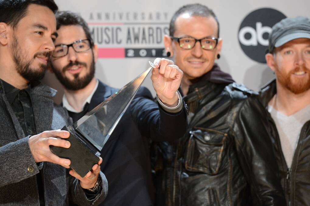 Musicians Mike Shinoda, Brad Delson, Chester Bennington, and Dave Farrell of Linkin Park pose with the Favorite Alternative Artist award in the press room at the 40th American Music Awards held at Nokia Theatre L.A. Live in Los Angeles, California. Photo by Jason Merritt/Getty Images