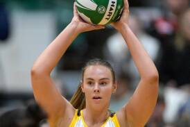 Courtney Treloar looks for a teammate for an overhead pass. Picture by Phillip BIggs
