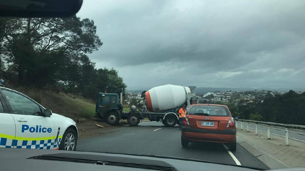 Truck crash blocks highway | Photos