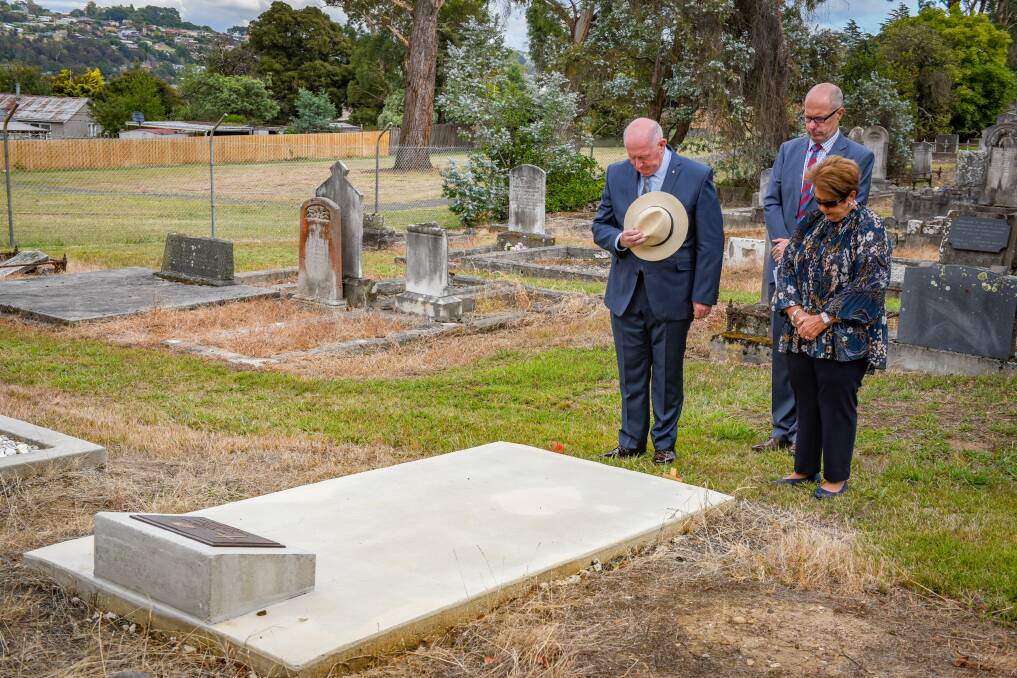 HONOURED: Former Governor General Peter Cosgrove with The Headstone Project vice-chairman Marcus Allen and Lady Cosgrove at Carr Villa. Picture: Paul Scambler