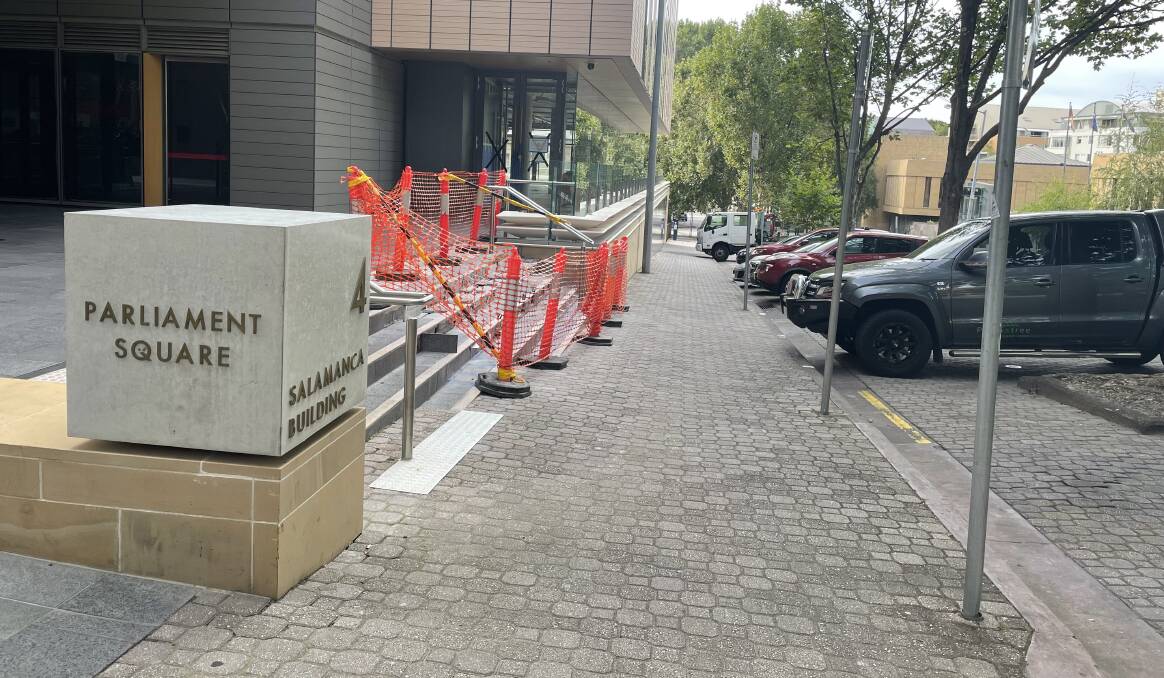 The south-west entrance on Salamanca Place is up a significant incline. The northern entrance on Murray Street is also up a slope from Parliament House.