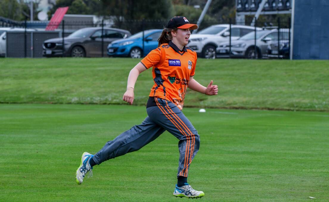 Raider Alice McLauchlan runs in to field at Windsor Park.