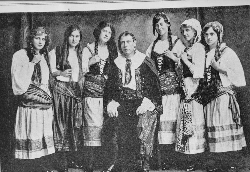 18/11/1915. Some of the characters in the comic opera "Florodra" to be produced by the Launceston Operatic Society, in the National Theatre.
2:Leandro, (mr Chas Munro) and Spanish girls, The Weekly Courier	