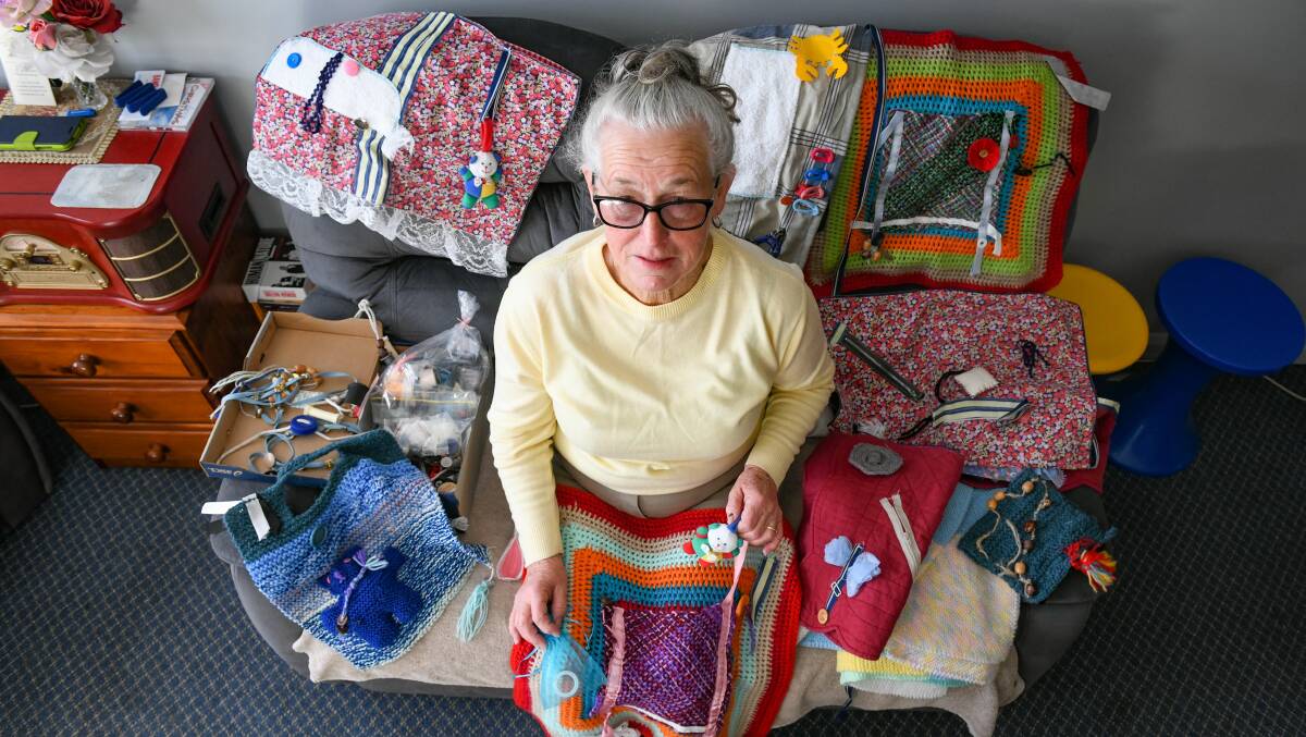 3/07/2019 Gwen Turner of Deloraine, is the inventor of 'Fiddly Fings' - a catchy name given to an artistic collection of little things to fiddle with, designed to bring back memories to Alzheimers and Dementia patients; even sufferers of brain injuries, autistic and traumatized childre
