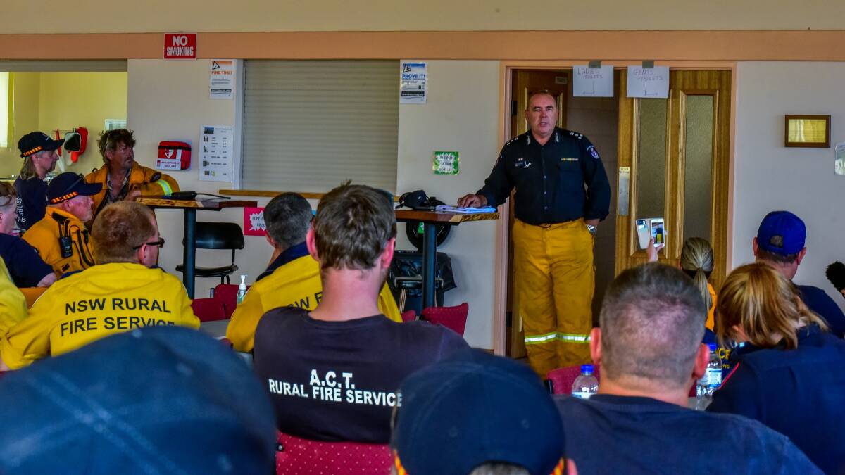 Tasmania Fire Service regional chief Jeff Harper addresses firefighters during this year's bushfires. 