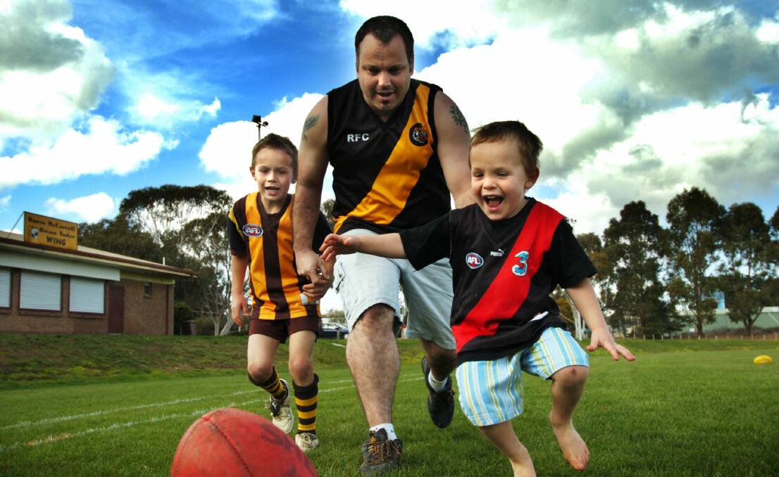 Oscar Mansell (right) in 2007 with brother Rhyan and father Brett.