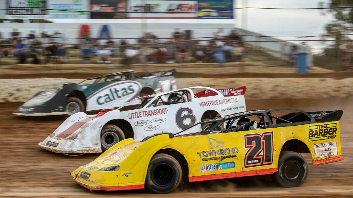 Layered: Ash Clearly leads a three-wide pack of cars in the late models series. Picture: Angryman Photography