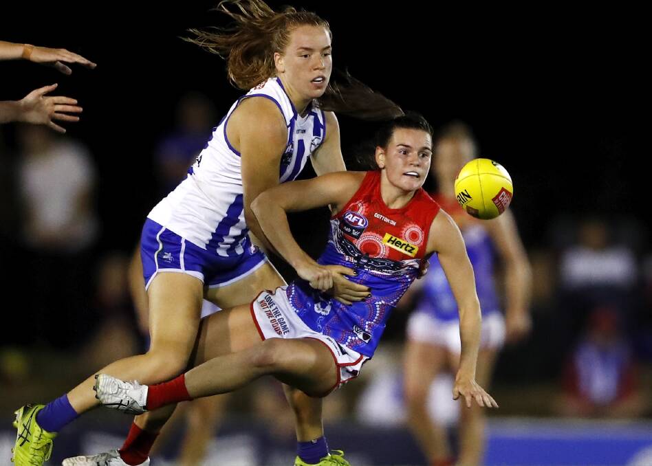 Mixing with the best: Mia King and Melbourne's Lily Mithen battle for the ball last season. Picture: Getty Images
