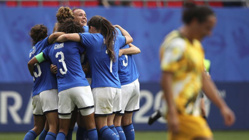  Italian players celebrate the win. Photo: AP 