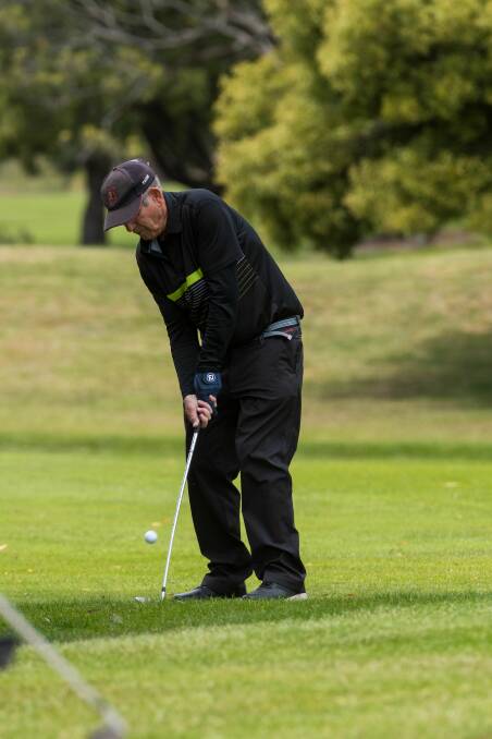 Ulverstone golfer Terry Leary chips his ball onto the green from close range. 