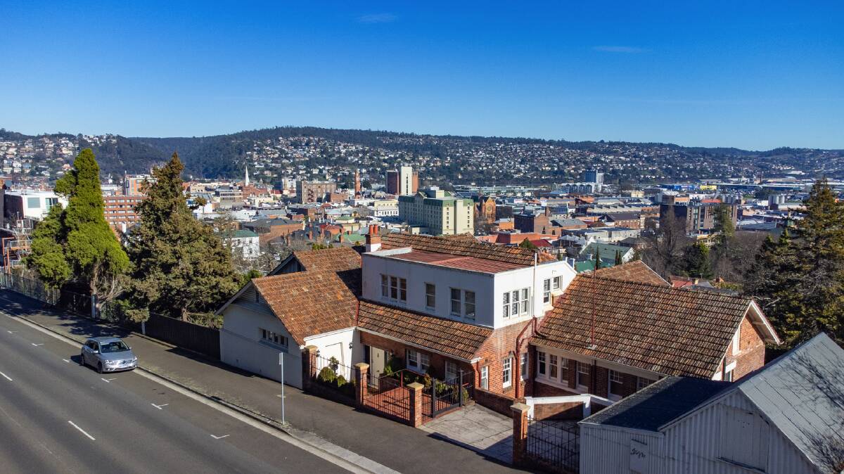 The property has an ideal hillside position looking out over the CBD. 