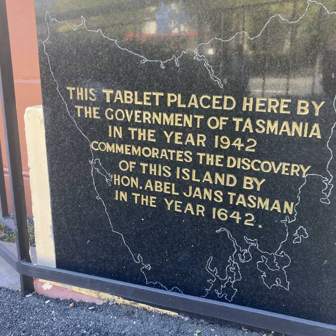 The plaque affixed to the government building. 