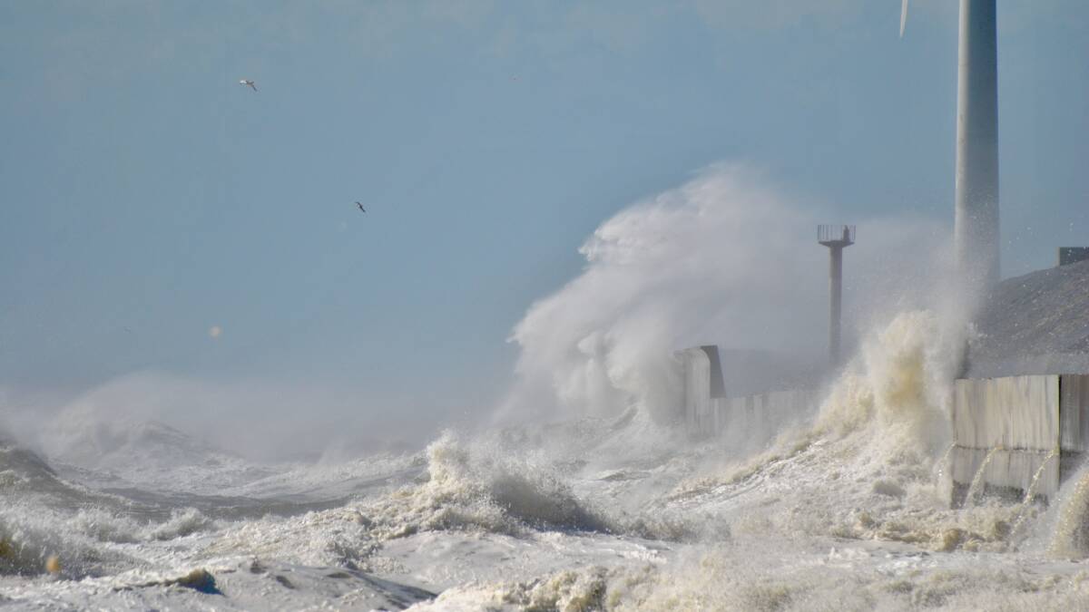 Freak wave at Bridport 'appeared to lift out of the sea'