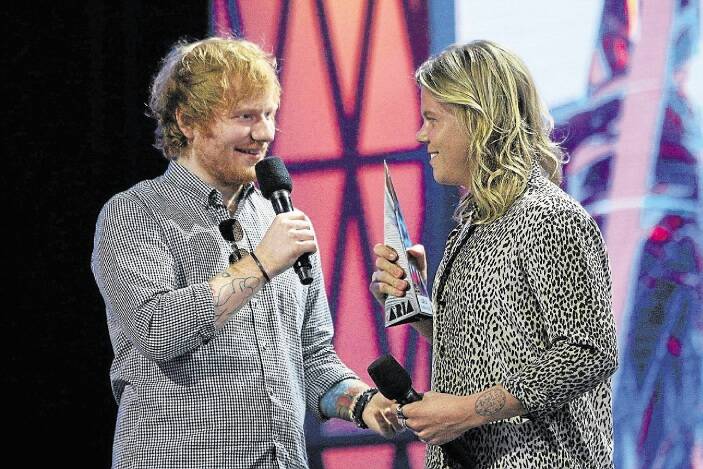 Ed Sheeran presents Conrad Sewell the ARIA for Song of the Year, Start Again in 2015.