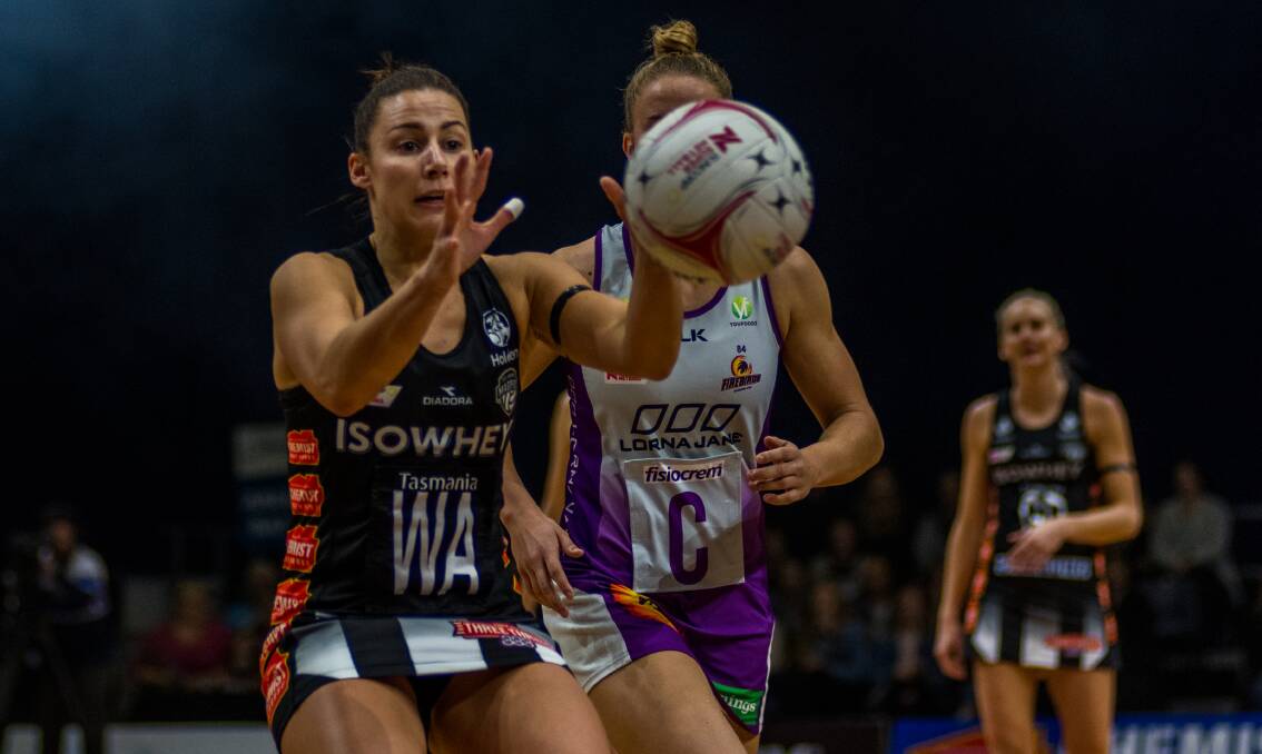 CATCH IT: Collingwood superstar Madi Robinson looks to glove an incoming pass.