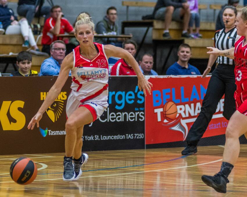 BURST THROUGH: Emma Haywood dribbles away from the Cobras defence. Picture: Phillip Biggs