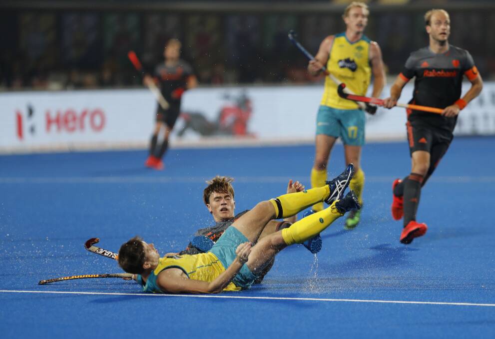 PRESSURED: Australian captain Eddie Ockenden slips under pressure from Netherlands rival Jorrit Croon during the men's Hockey World Cup semi-final. Picture: AP