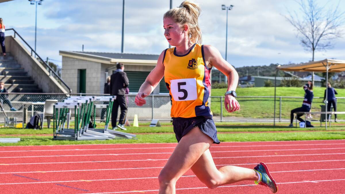 HERE I COME: Scotch Oakburn's Lucy Jones runs into the home straight during the 200m.