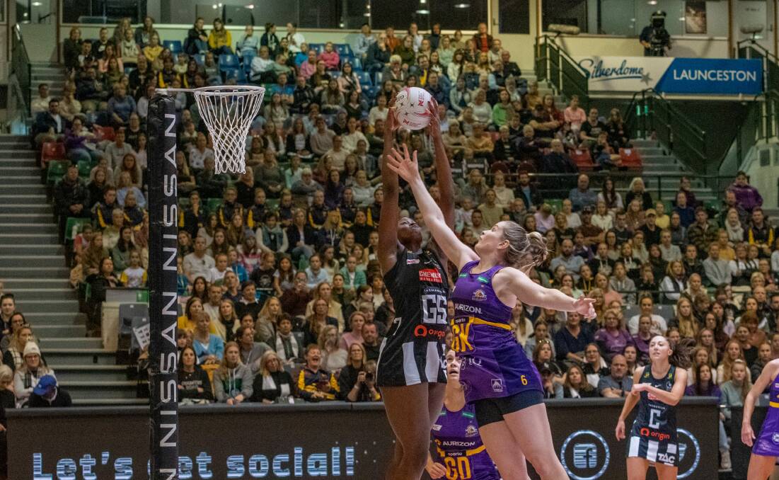 AERIAL BATTLE: Collingwood Magpies' Shimona Nelson and Queensland Firebirds' Tara Hinchcliffe fly for the ball at the Silverdome last year. Picture: Paul Scambler 