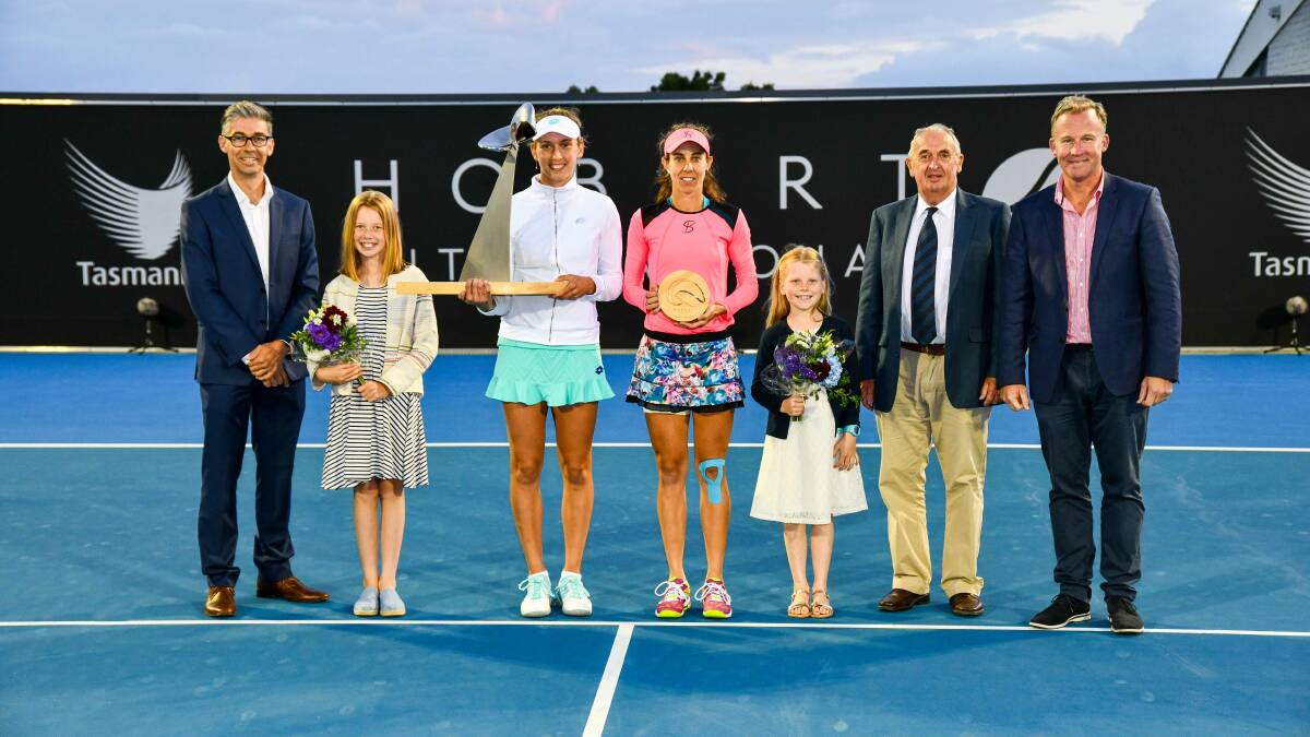 Elise Mertens accepts the inaugural Angie Cunningham trophy from the family of Angie Cunningham.