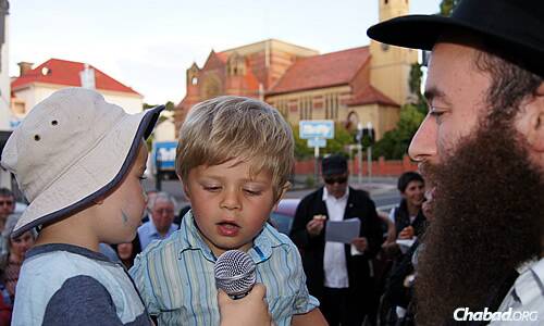 SPECIAL CELEBRATION: Rabbi Yochanan Gordon with some younger members of the community.